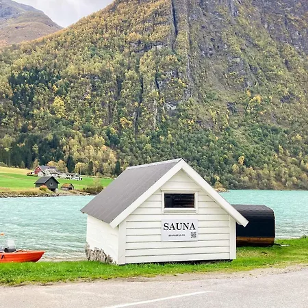 6 Person In Olden-by Traum